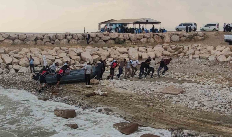 Van Gölünde kaybolan genci arama çalışmalarına olumsuz hava şartları nedeniyle ara verildi