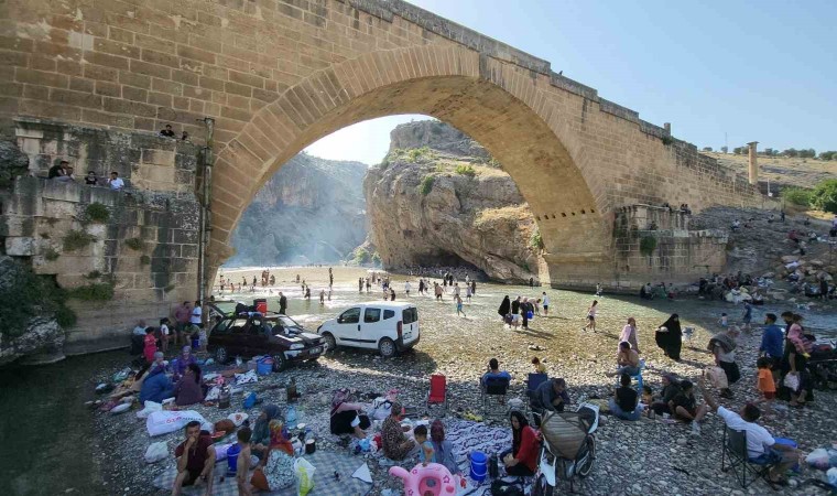 Vatandaşlar serinlemek için Kahta Çayına girdi