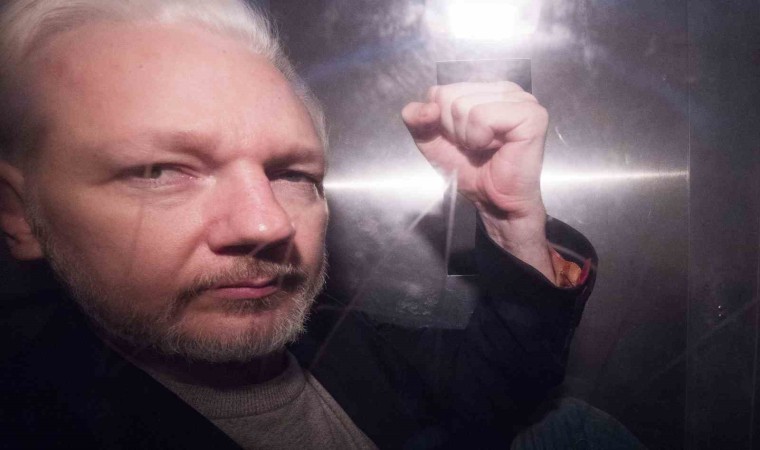 WikiLeaksin kurucusu Assange, İngiltereden ayrıldı