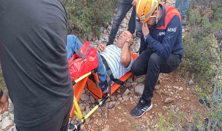 Yayladan dönerken düşerek yaralanan yaşlı adamı AFAD ekibi kurtardı