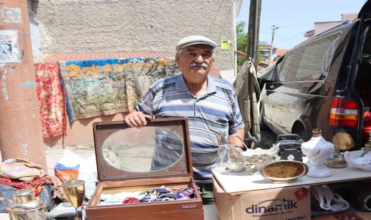 Yılların tarihini çarşı pazar dolaşarak satıyor