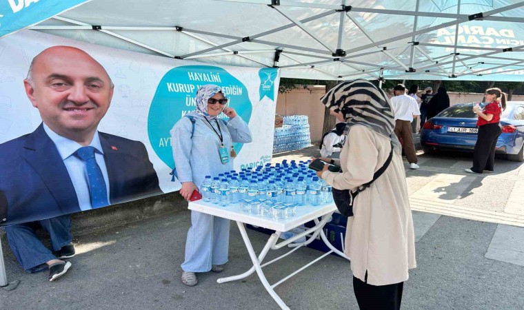 YKSye giren öğrencilere su dağıtıldı