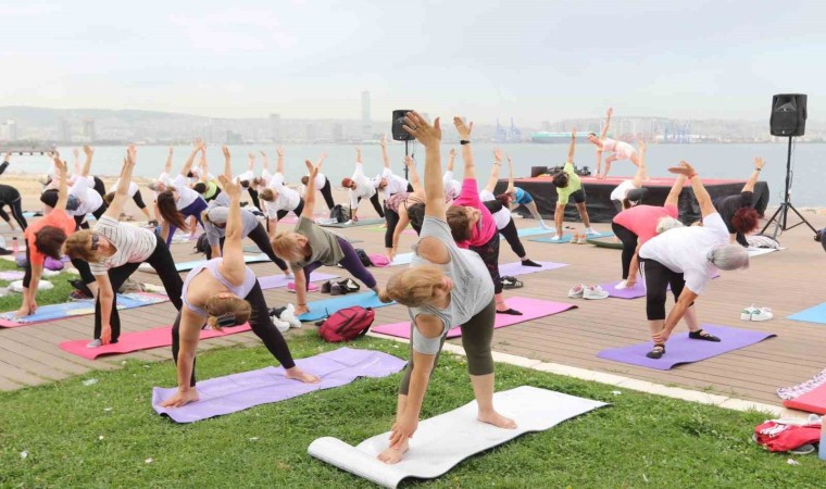 Yoga tutkunları Bayraklıda buluştu