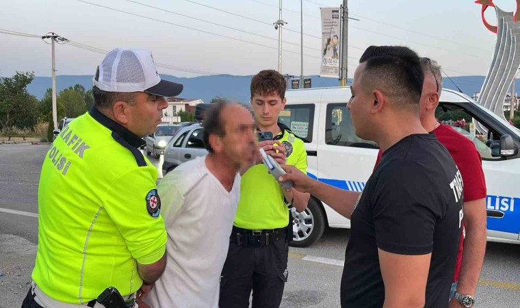 Yol kenarına tuvaletini yapan alkollü sürücü polise yakalandı: Ehliyetine el konuldu