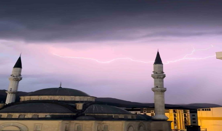 Yüksekovada cami minareleri arkasında çakan şimşeklerden görsel şölen