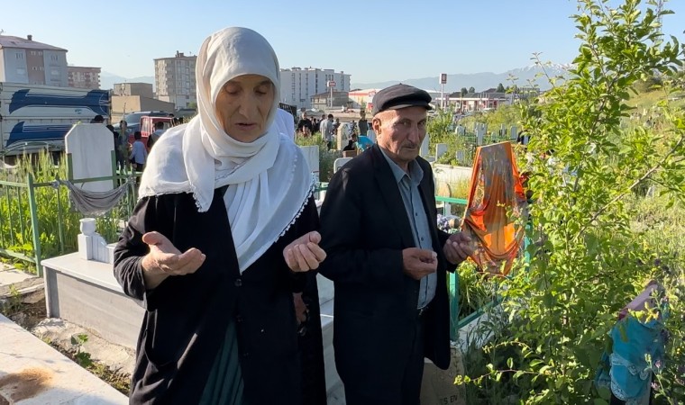 Yüksekovada vatandaşlar bayram namazı sonrası mezarlıklara akın etti