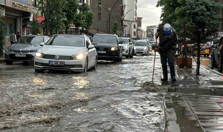 Yüksekovada yollar göle döndü