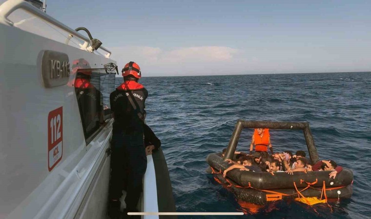 Yunanistanın Türk karasularına geri ittiği 27 düzensiz göçmen kurtarıldı