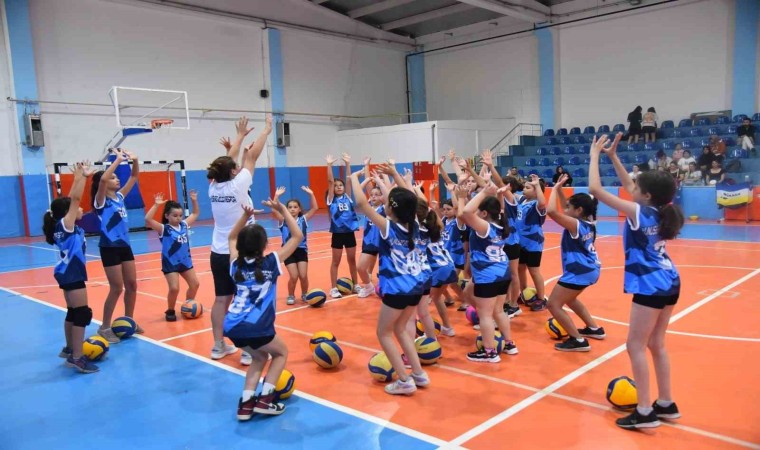 Yunusemrede yaz spor okulu voleybol kursları yoğun ilgi görüyor