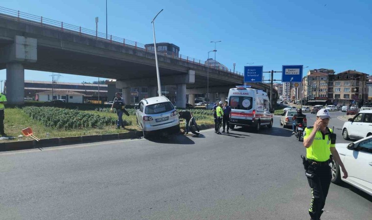 Zonguldakta otomobil direğe çarptı: 4 yaralı