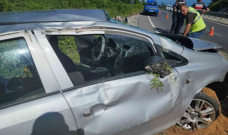 Zonguldakta refüjdeki direğe çarpan otomobil su kanalına düştü: 4 yaralı