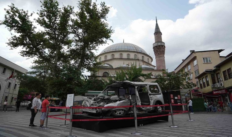 15 Temmuzda tankın ezdiği araç 15 Temmuz Demokrasi Meydanında sergileniyor