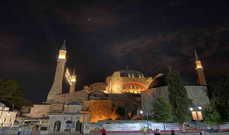 15 Temmuzun 8inci yıl dönümünde İstanbulda camilerde sela okundu