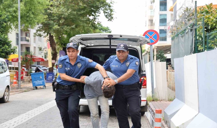 20 yaşında 53 yıl hapis cezasıyla aranan suç makinesi Adanada parkta yakalandı