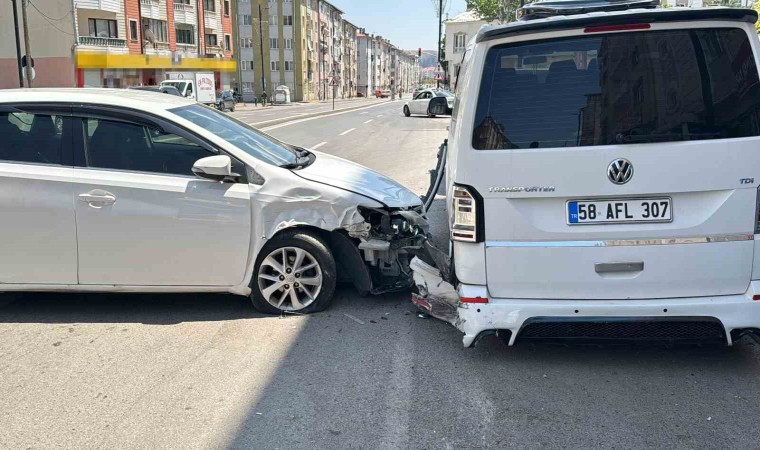 2si çocuk 5 kişinin yaralandığı kaza güvenlik kamerasına yansıdı