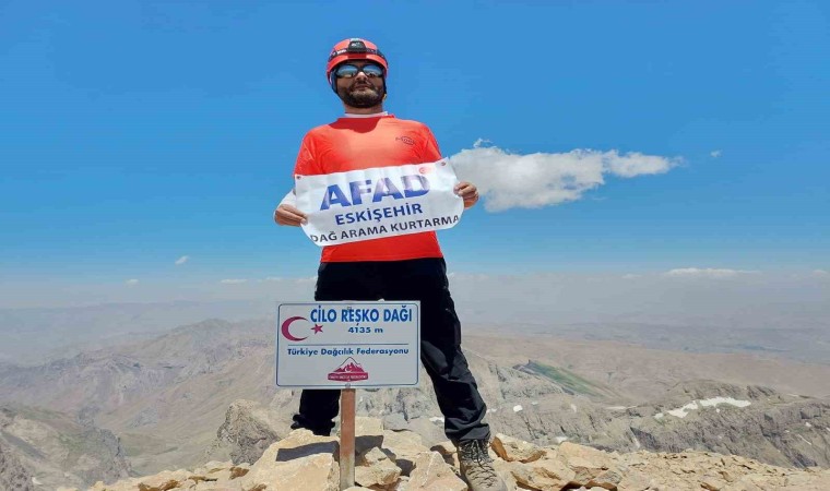 AFAD, Hakkarideki Cilo Dağı zirvesine tırmanan personelini tebrik etti