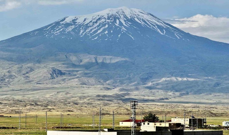 Ağrı Dağının heybetli görüntüsü mest ediyor