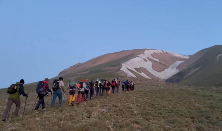 Ağrıda Süphan Dağı zirve tırmanışı ile 15 Temmuz kutlandı