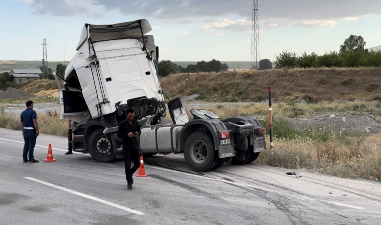 Ahlatta tırlar çarpıştı: 2 yaralı