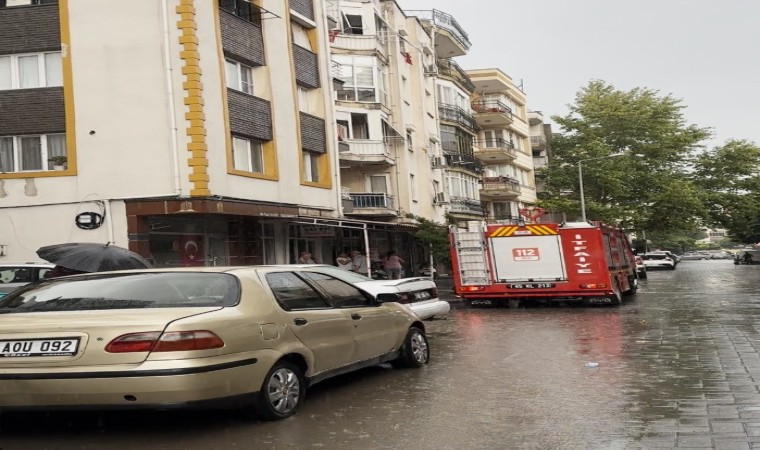 Akhisarda apartmanın çatısına yıldırım düştü