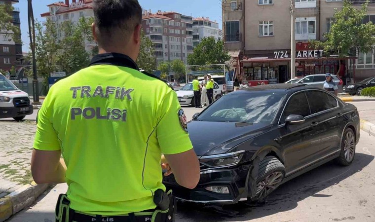 Aksarayda bir sürücü kaza yapmamak için manevra yapınca kaldırıma çarptı