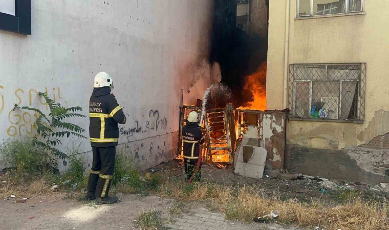 Aksarayda iki bina arasındaki alevler korkuttu