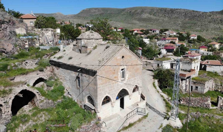 Aksaraydaki 244 yıllık kiliseden çevrilen cami imam bekliyor