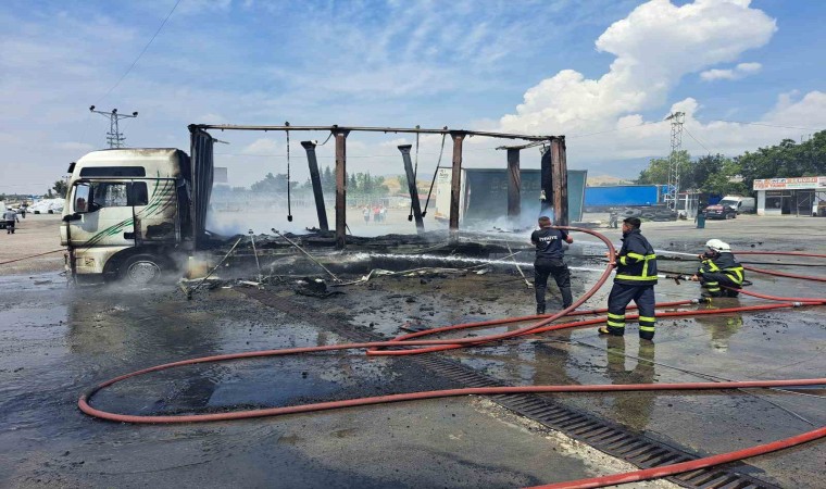 Amasyada tır, akaryakıt istasyonunun önünde alev alev yandı