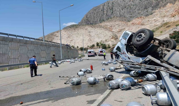 Amasyada tüp yüklü kamyon devrildi: 1 ağır yaralı