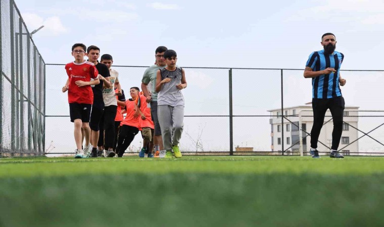 Amatör futbolcu, çocuklara kitap okuma tutkusunu futbolla aşılıyor