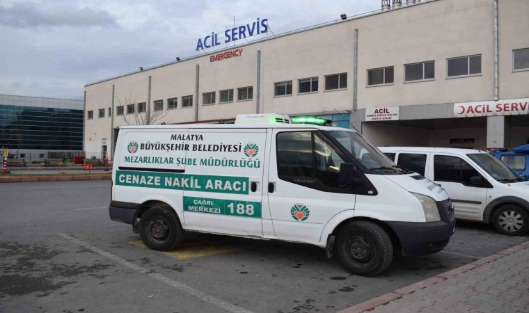 Ambulansın çarptığı kadın öldü