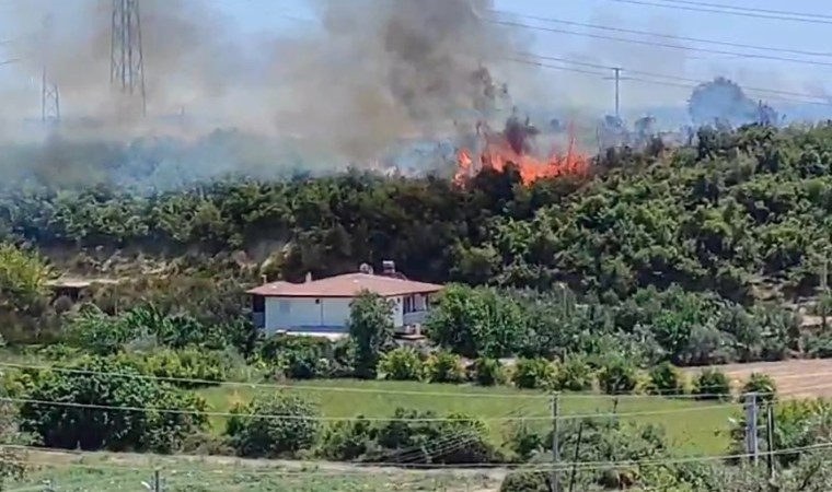 Anızlardan makilik alana sıçrayan yangın yerleşim yerlerine ulaşmadan söndürüldü