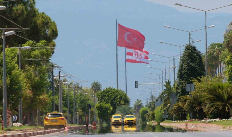 Antalyada rekor sıcaklık nedeniyle sokaklar boşaldı, sahiller doldu