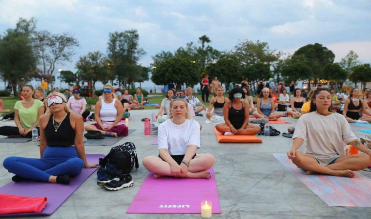 Antalyanın dünyaca ünlü Konyaaltı sahilinde yoga yaptılar