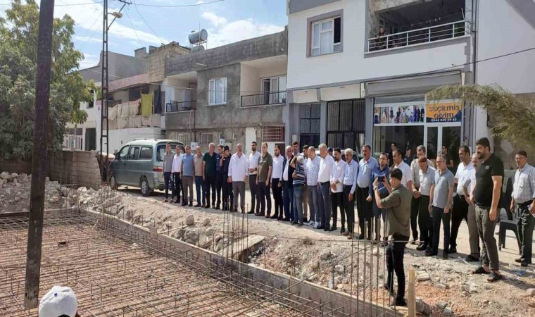 Arabanda depremde yıkılan caminin yerine yenisi yapılıyor