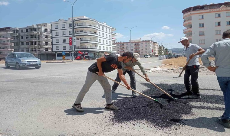 Arabanda tahrip olan yollarda yama çalışmaları sürüyor