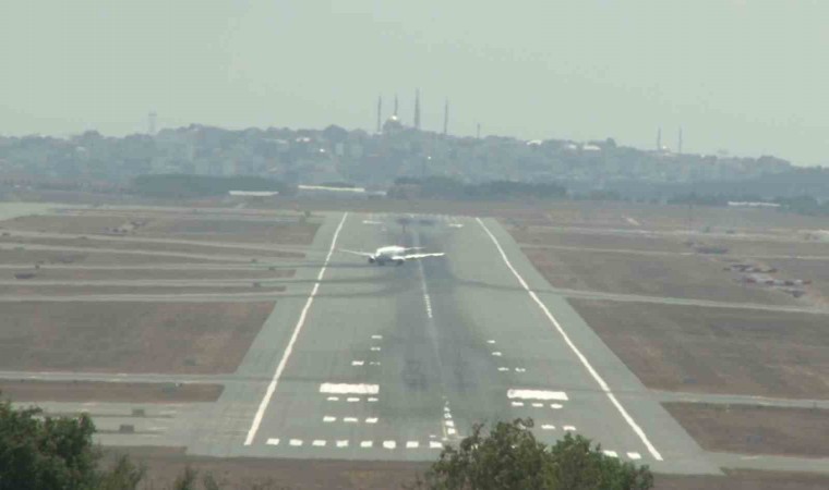 Aşırı sıcakta İstanbul Havalimanı pistlerinde hava dalgalanmaları oluştu