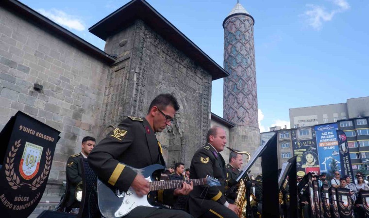 Askeri bando Erzurumda coşturdu