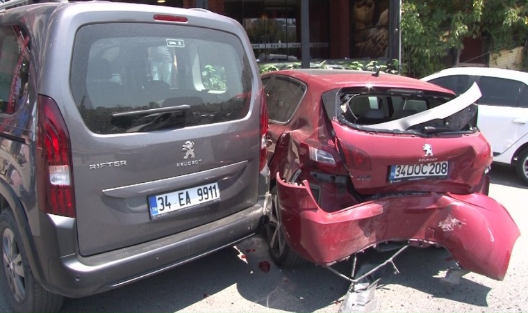 Ataşehirde ehliyetsiz sürücü park halindeki 3 araca çarptı: 1 yaralı