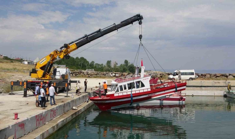 Av sezonu için bakımları yapılan tekneler Van Gölüne indirildi