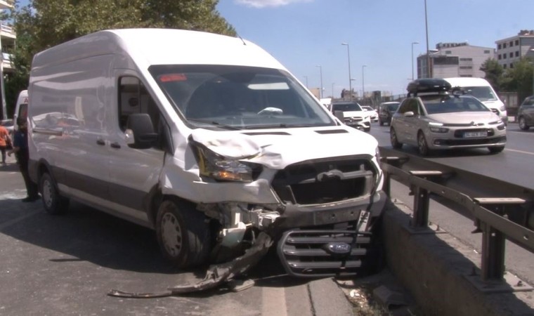 Avcılarda panelvan araç ve ticari taksi çarpıştı: Taksi içerisindeki yolcu yaralandı