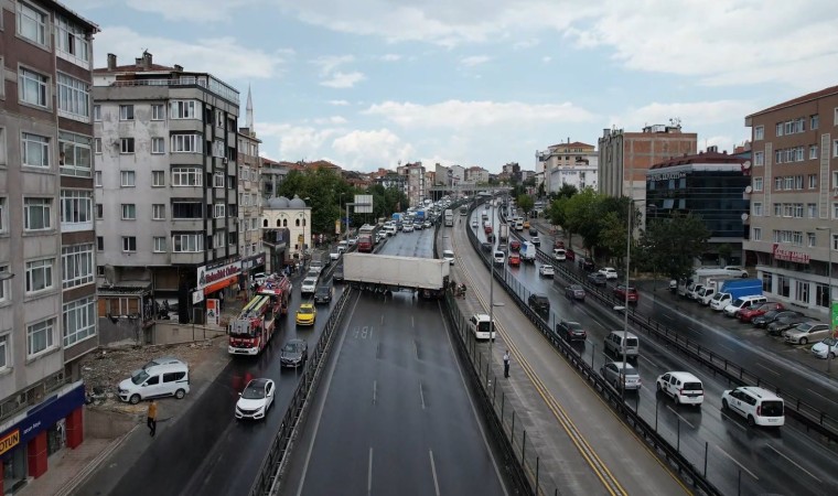 Avcılarda tır yoldan çıktı: E5 Karayolu trafiğe kapatıldı