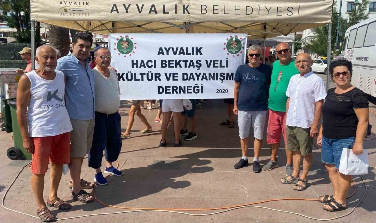 Ayvalıkta Hacı Bektaş Veli Kültür ve Dayanışma Derneğinden aşure hayırı