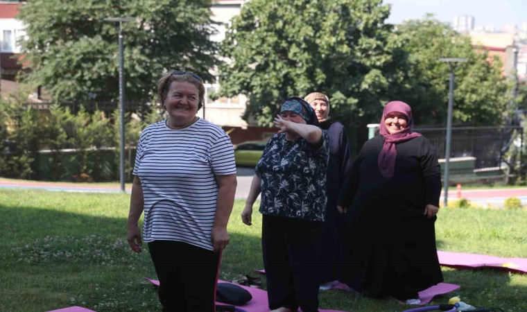 Bağcılarda yaşlılar kahkaha seansında doyasına eğlendi