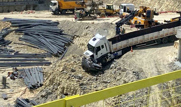 Bahçelievlerde inşaat alanında freni boşalan demir yüklü tır otomobili biçti