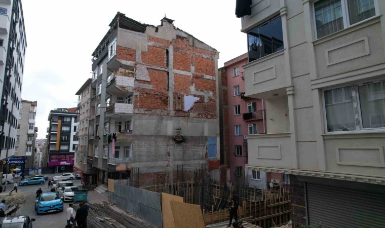 Bahçelievlerde tahliye edilen bina havadan görüntülendi