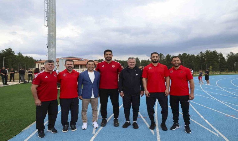 Bakan Bak olimpiyatlara hazırlanan sporcuları ziyaret etti