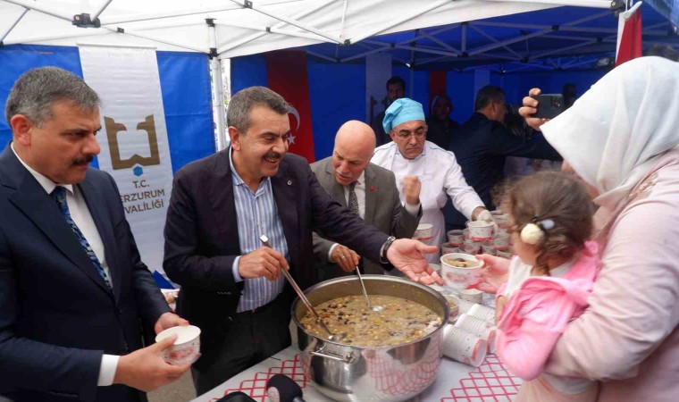 Bakan Tekin, Erzurumda aşure dağıttı