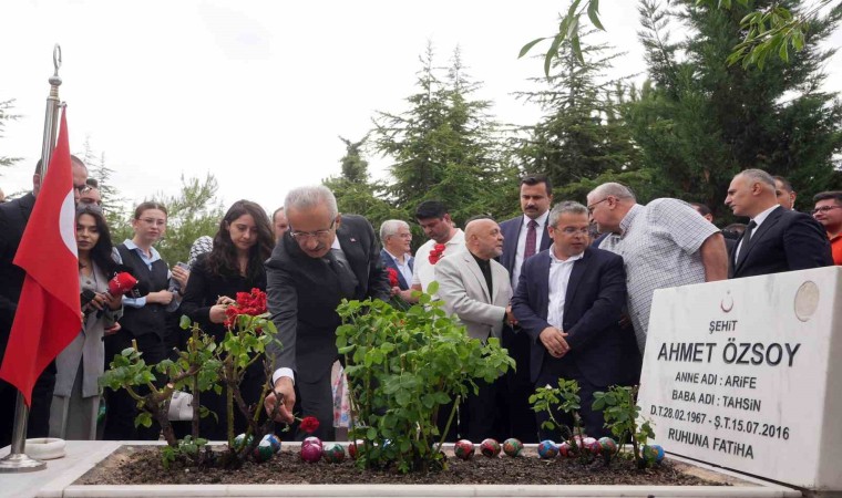 Bakan Uraloğlu, 15 Temmuz şehidi Ahmet Özsoyu kabri başında andı