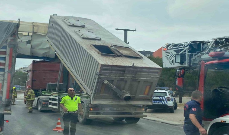 Bandırmada dorsesi açık kalan tır üst geçide vurdu